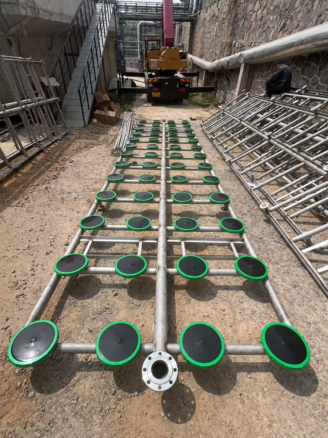 Disc diffuser grid assembly