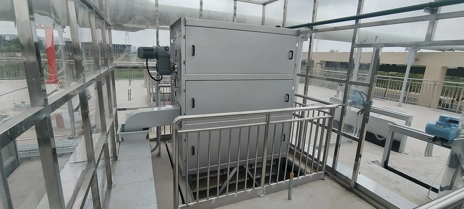 Installed internal-flow screen indoors