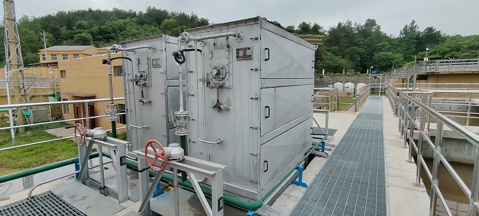 Pair of installed internal-flow screens