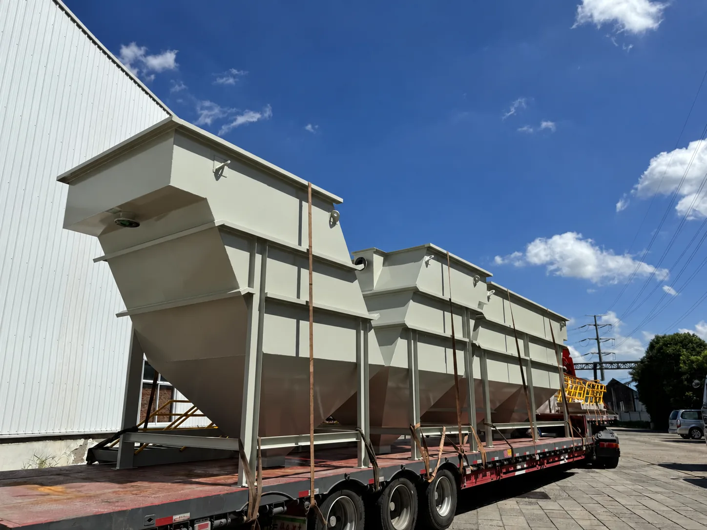 Lamella clarifiers secured on a truck, branding retouched