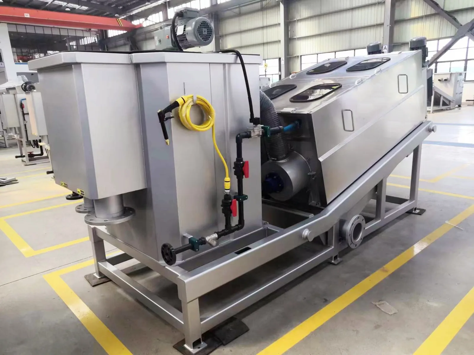 Multi-plate screw press with conditioning tanks and wash-water connections