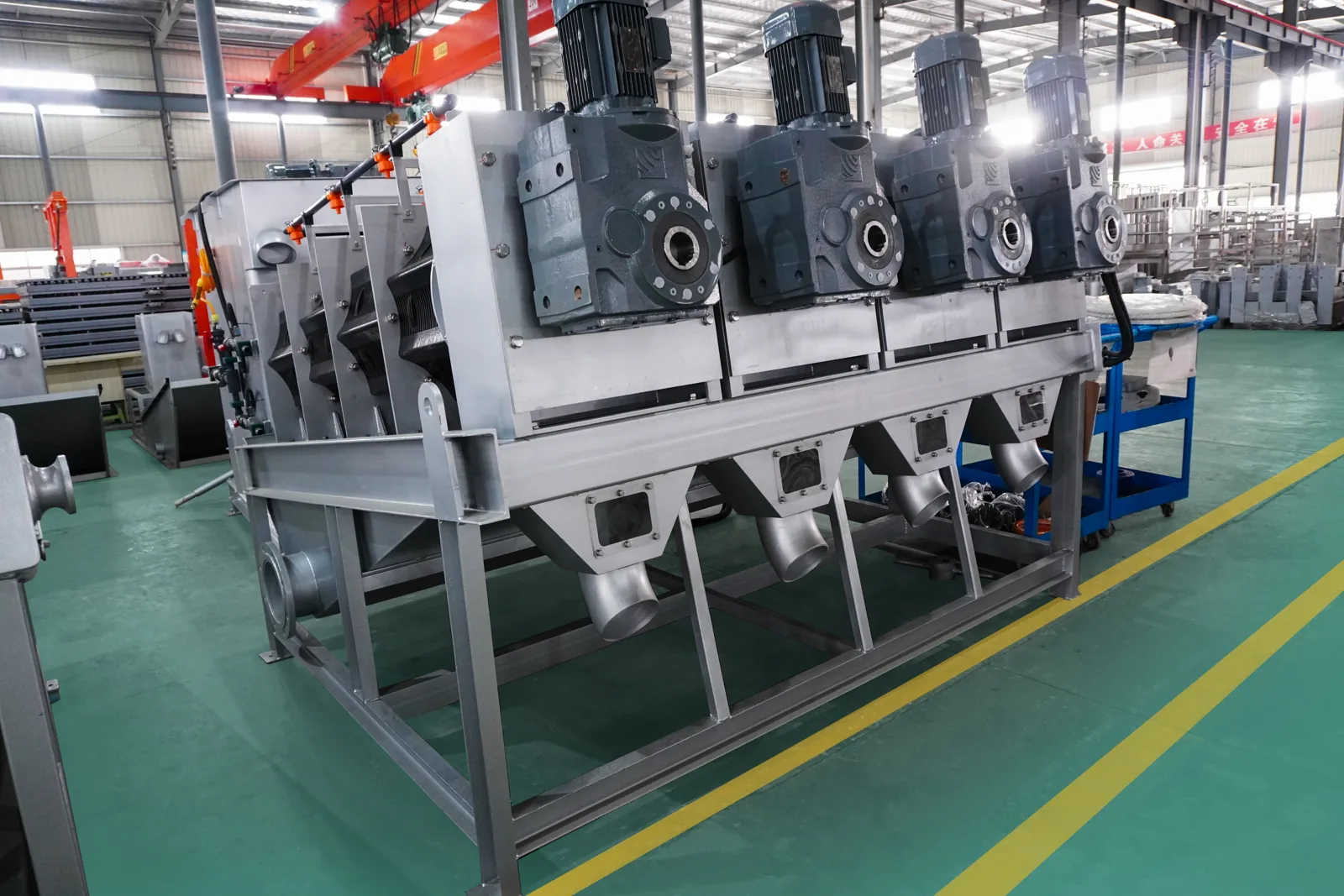 Screw thickener drive and discharge assemblies