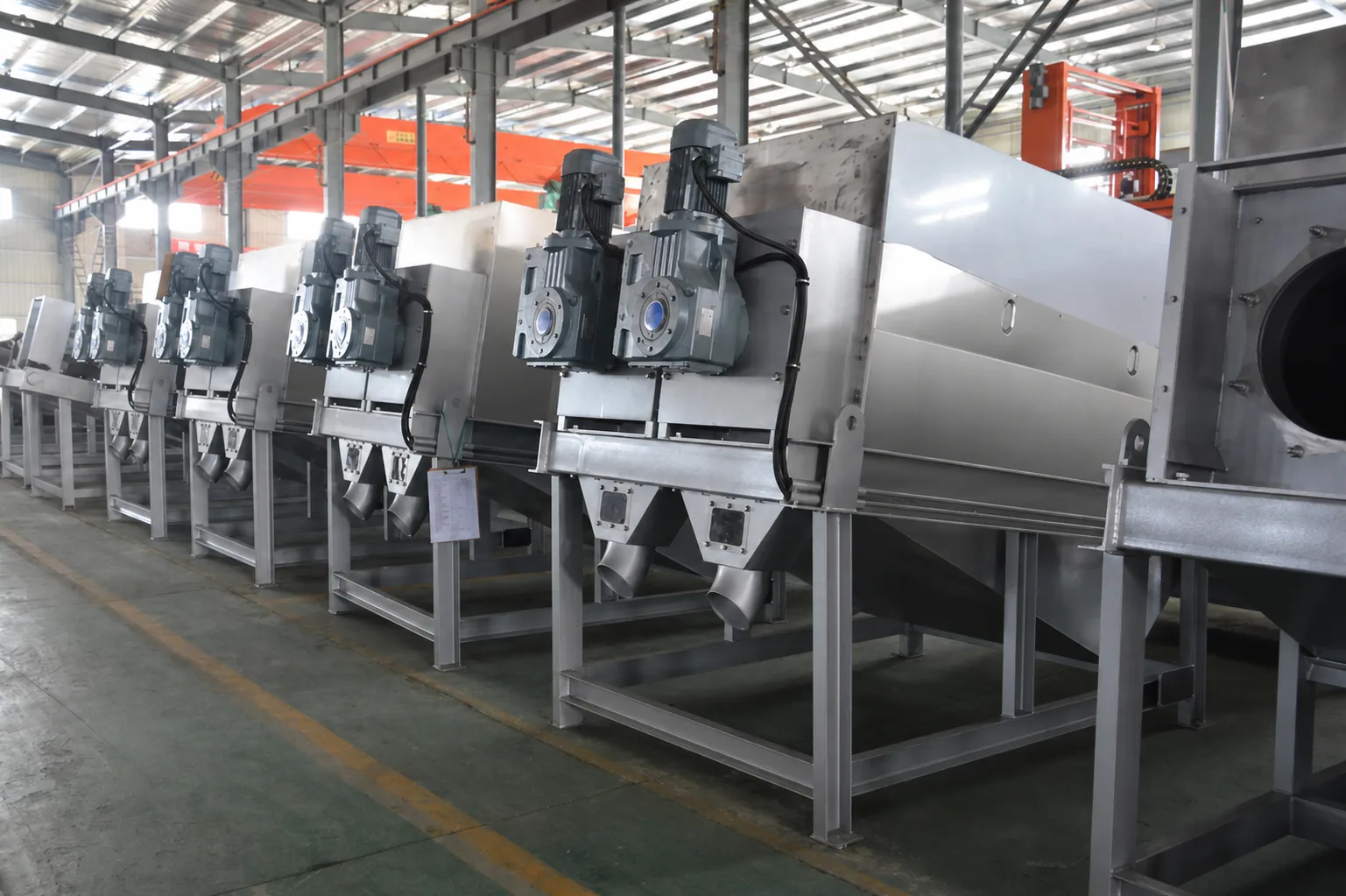 Multi-plate screw thickeners in the workshop